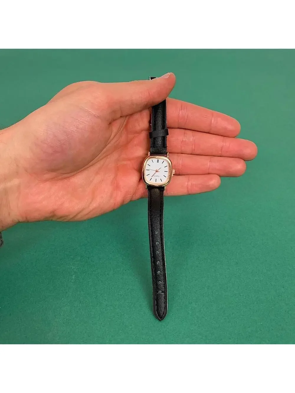 Essential Vintage Style Simple Black Watch. Works Well. Unisex. Magnet Band. $